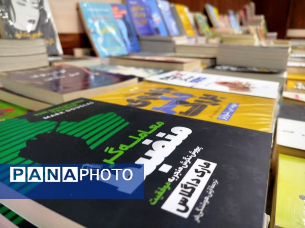 گشایش نمایشگاه کتاب در فرهنگسرای فاروج 