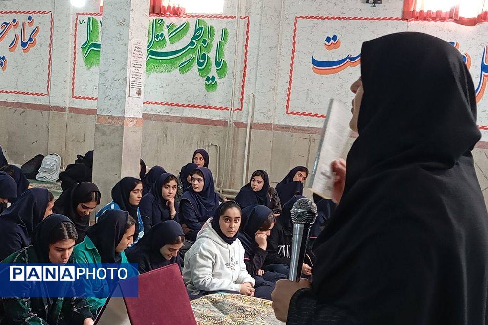 نشست کتابخوان مدرسه‌ای در دبیرستان دخترانه جوادالائمه بهارستان‌دو