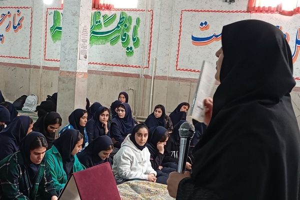 نشست کتابخوان مدرسه‌ای در دبیرستان دخترانه جوادالائمه بهارستان‌دو