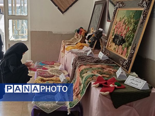 نمایشگاه آثار هنری معلمان دبیرستان جفایی در هفته معلم
