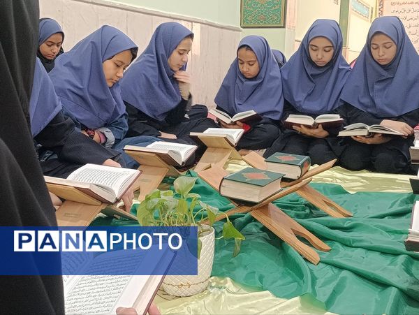 برگزاری محفل نورانی انس با قرآن در دبیرستان دکتر جواد حداد۲ ناحیه پنج