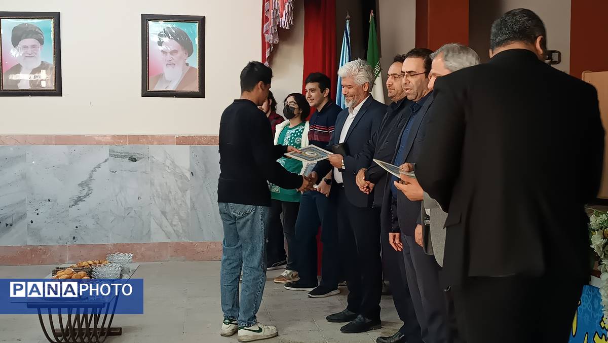 تجلیل از رتبه‌های برتر کنکور سراسری دبیرستان شهید سلطانی ۴ 