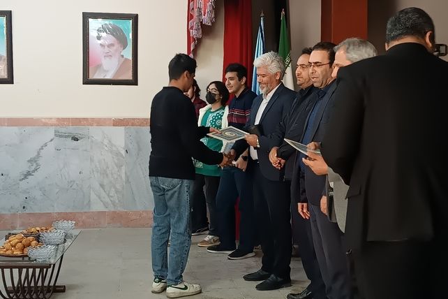 تجلیل از رتبه‌های برتر کنکور سراسری دبیرستان شهید سلطانی ۴ 
