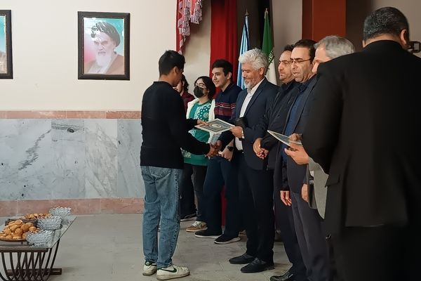 تجلیل از رتبه‌های برتر کنکور سراسری دبیرستان شهید سلطانی ۴ 