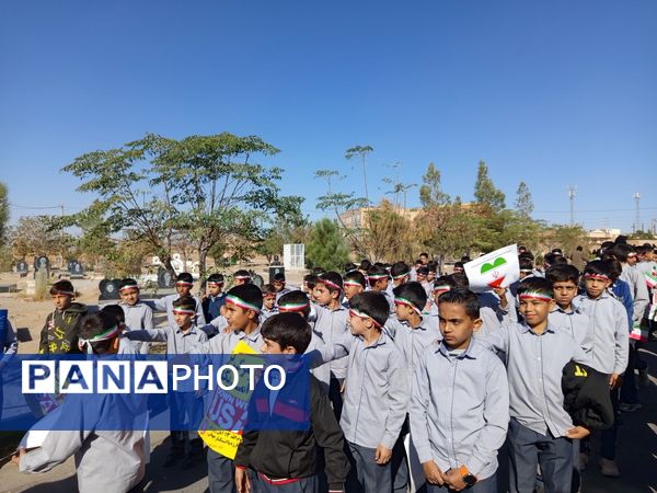 قدم‌های کوچک، ایمان‌های بزرگ؛ حضور باشکوه دانش‌آموزان دبستان برادران ابراهیمی‌نیا در ۱۳ آبان