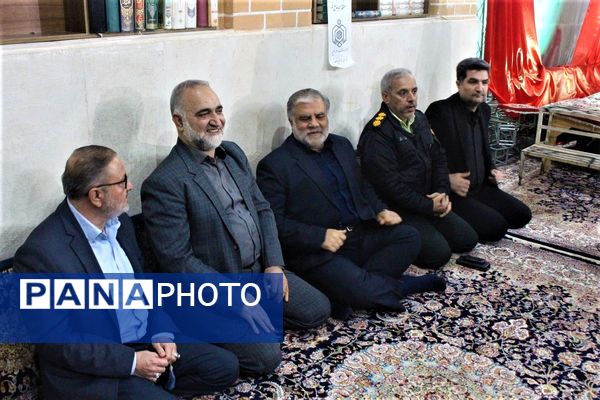 استقبال نوجوانان از غرفه‌های یادواره شهدای مسجد جامع قم