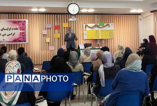 انتخابات انجمن اولیا و مربیان در دبیرستان فرزانگان قائمشهر