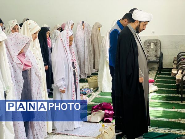 نواختن زنگ جشن نیکوکاری در دبستان زینب قهرمانی مه ولات