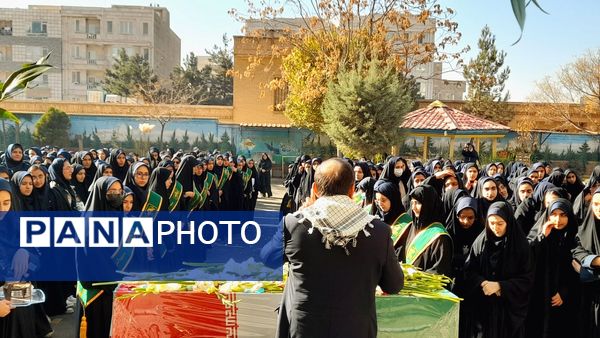 حال‌وهوای معنوی دانش‌آموزان در استقبال از پیکر شهید ۲۳ ساله در مدرسه شهید عصمت ناحیه 3 کرج 
