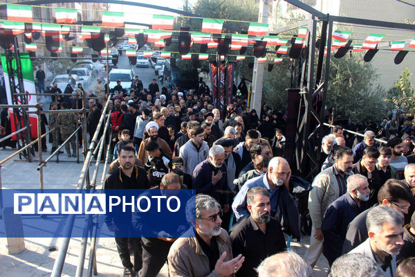 جلوه‌هایی از حضور نوجوانان در مراسم تشییع و خاکسپاری شهدای گمنام