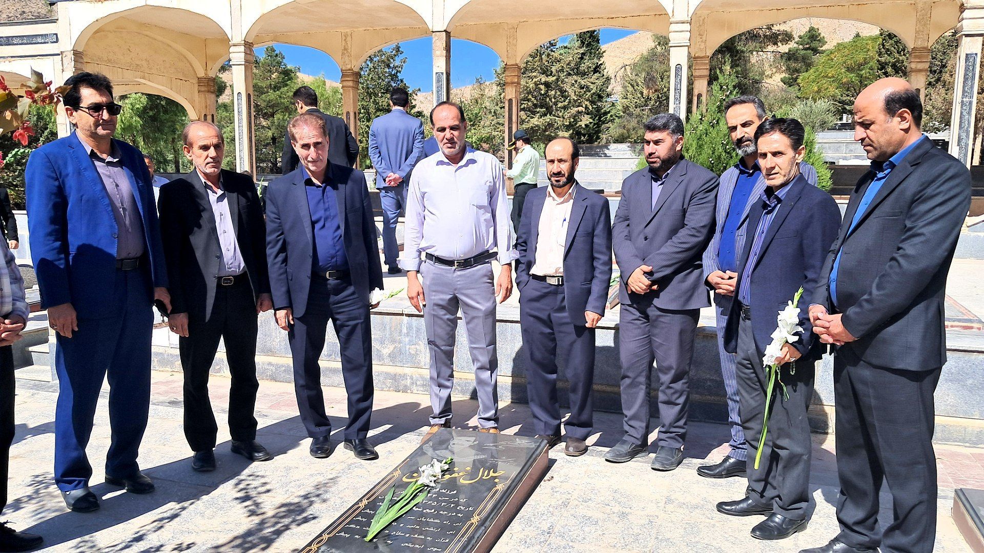 حضور جواد احمدی و همکاران آموزش‌وپرورش ناحیه ۲ خرم‌آباد در مراسم غبارروبی گلزار شهدا