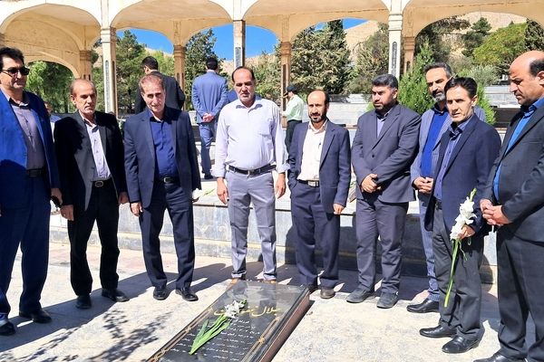 حضور جواد احمدی و همکاران آموزش‌وپرورش ناحیه ۲ خرم‌آباد در مراسم غبارروبی گلزار شهدا