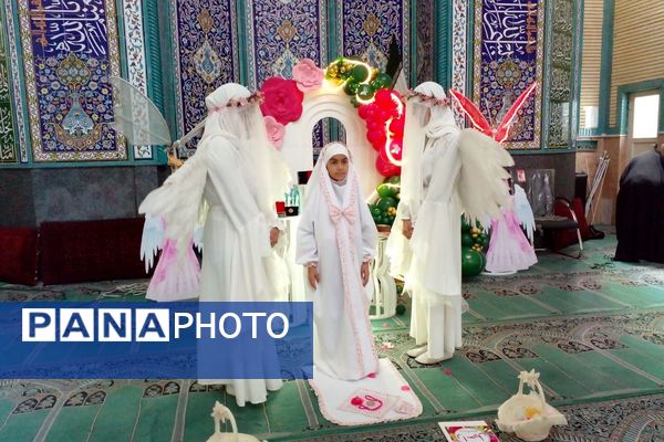 دختران مدرسه هدی 1 در خلعت زیبای عبادت