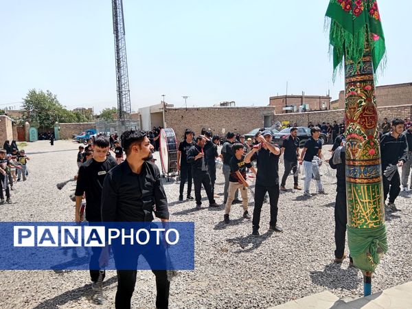 هیئت زنجیرزنی در روستای فیض آباد در صبح عاشورای حسینی 