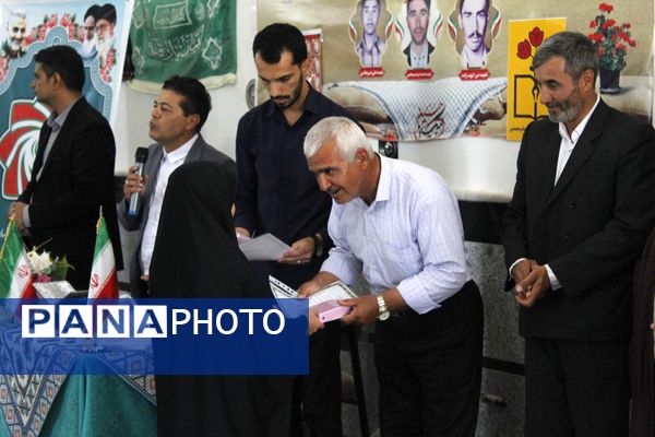 تقدیر از دانش‌آموزان فعال فرهنگی و قرآنی در شهر درق 