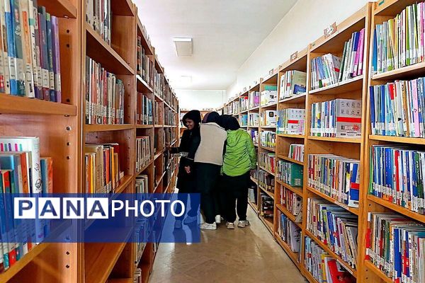 بازدید بچه‌های علاقه‌مند به کتاب دبیرستان حضرت معصومه از نمایشگاه کتاب و کتابخانه شهرستان فیروزکوه