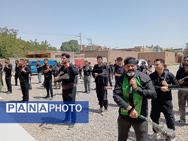 هیئت زنجیرزنی در روستای فیض آباد در صبح عاشورای حسینی 
