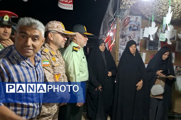 بازدید از نمایشگاه اسوه به‌مناسبت هفته دفاع مقدس در شیراز
