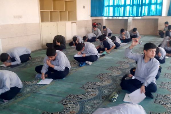   برگزاری امتحانات در دبیرستان هیات امنایی رازی 