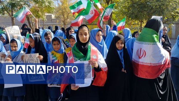 حضور پرشور دانش آموزان در راهپیمایی ۱۳ آبان ماه 