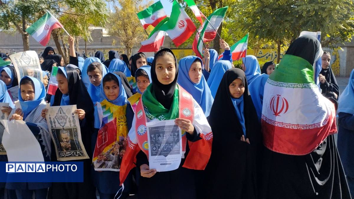 حضور پرشور دانش آموزان در راهپیمایی ۱۳ آبان ماه 