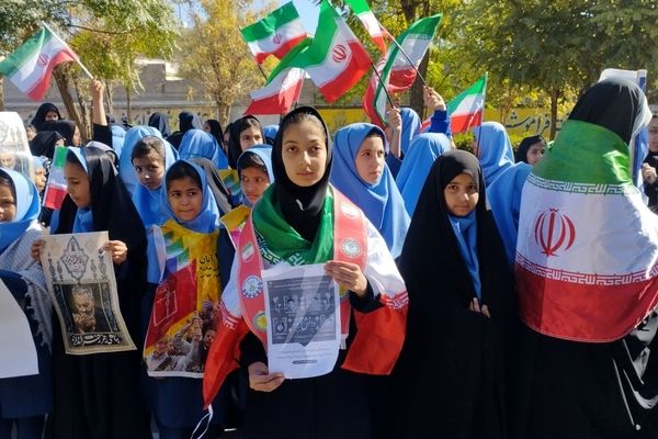 حضور پرشور دانش آموزان در راهپیمایی ۱۳ آبان ماه 