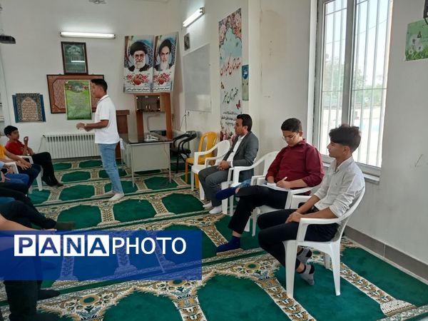 حضور جمعی از اعضای دبیرستان نمونه آیت‌الله خامنه‌ای در مدرسه نمونه دانش