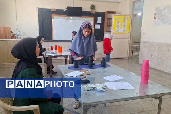 تصاویری زیبا از تمرکز دانش‌آموزان دختر در المپیاد رویش ناحیه۳ شیراز 