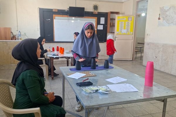 تصاویری زیبا از تمرکز دانش‌آموزان دختر در المپیاد رویش ناحیه۳ شیراز 