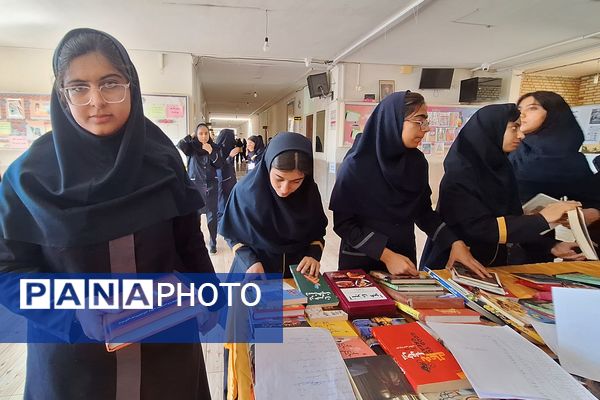 نمایشگاه کوچک کتاب در مدرسه 