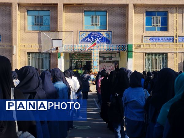 رونمایی از استعدادهای هنری دانشآموزان در نمایشگاه فرهنگ و هنر دبیرستان هاجر بیرجند