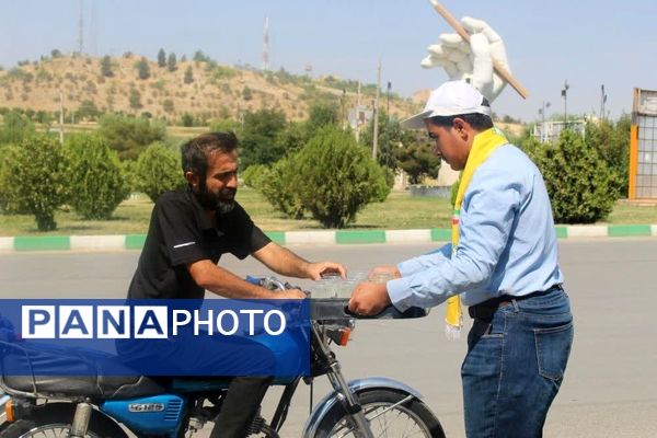 توزیع شربت نذری توسط دانش‌آموزان در موکب سازمان دانش‌آموزی کهگیلویه‌و‌بویراحمد