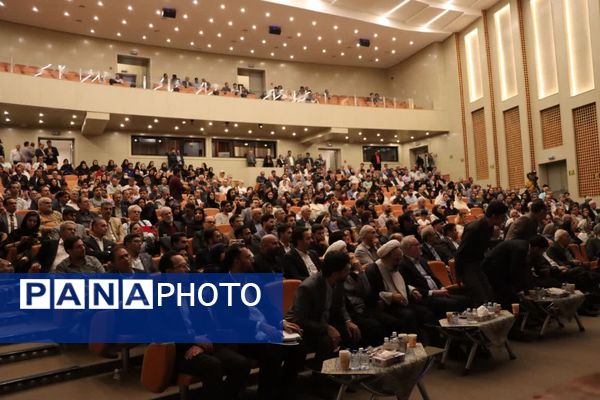 سند هویتی استاد ایرج افشار در یزد رونمایی شد