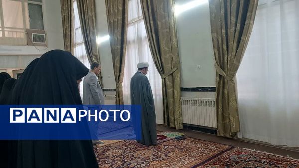 برپایی نماز جماعت در مکتب النرجس
