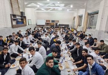 ضیافت افطاری به همراه تجلیل از دانش آموزان برتر در دبیرستان نمونه علی بن ابیطالب شهرستان‌ زارچ