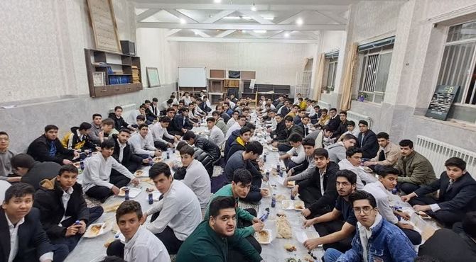ضیافت افطاری به همراه تجلیل از دانش آموزان برتر در دبیرستان نمونه علی بن ابیطالب شهرستان‌ زارچ