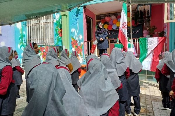 پویش پرچم همزمان با آغاز سال تحصیلی در دبستان سارا
