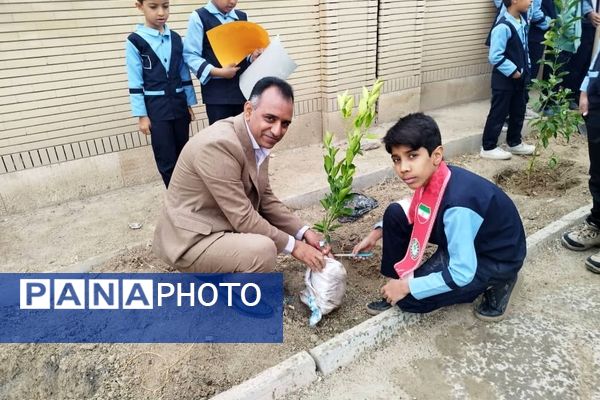 مراسم نمادین کاشت نهال در حاجی‌آباد 