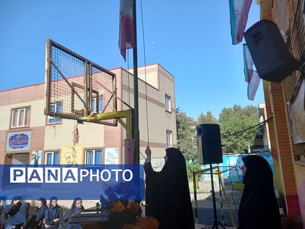 نواختن زنگ آغاز سال تحصیلی در دبیرستان سیزده آبان 
