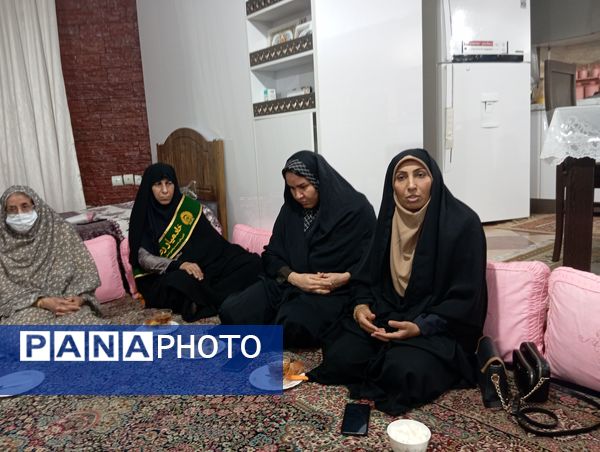 تجلیل دانش‌آموزان بندرعباسی از خانواده شهید در آستانه میلاد حضرت زهرا(س)