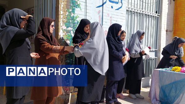  تجلیل از همیاران مشاور دبیرستان نمونه دولتی مهرورزان