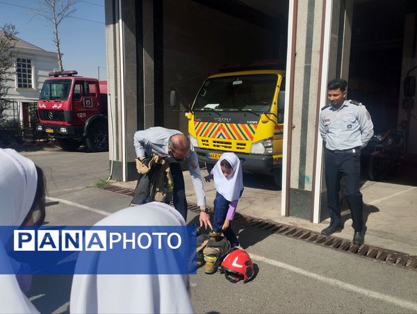 تقدیر دانش آموزان دبستان سرای دانش از قهرمانان بی ادعا در روز آتش نشانی