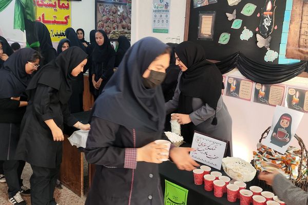 نمک‌گیر سفره مادر هستیم