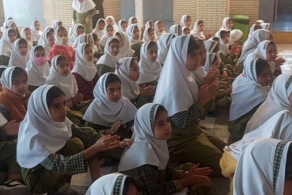 جشن روز دانش‌آموز در مدرسه شاهد حضرت معصومه(س)