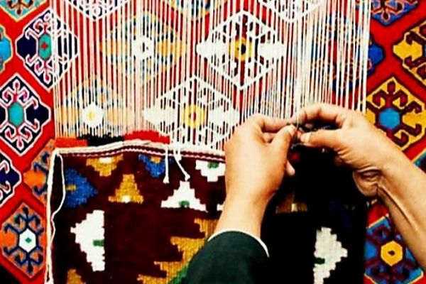 گل‌واژه‌های هنر بر حریر گلیم، همنوایی بصیرت و بافندگی در ساحت فرهنگ