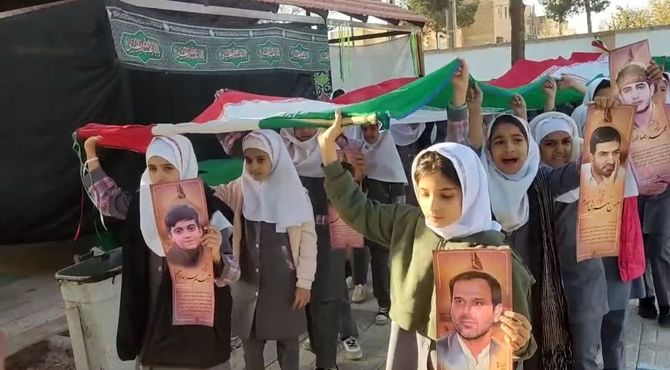 نواختن زنگ استکبار ستیزی، و حضور دانش‌آموزان دبستان پانزده خرداد در یوم الله سیزده آبان زارچ