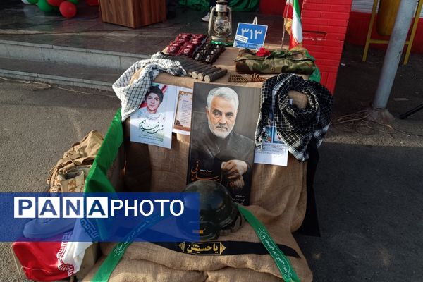 دانش‌آموزان دبستان معمارزاده در سیزده آبان