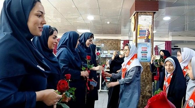 اهدای گلِ مهربانی دانش‌آموزان نظرآبادی به پرستاران