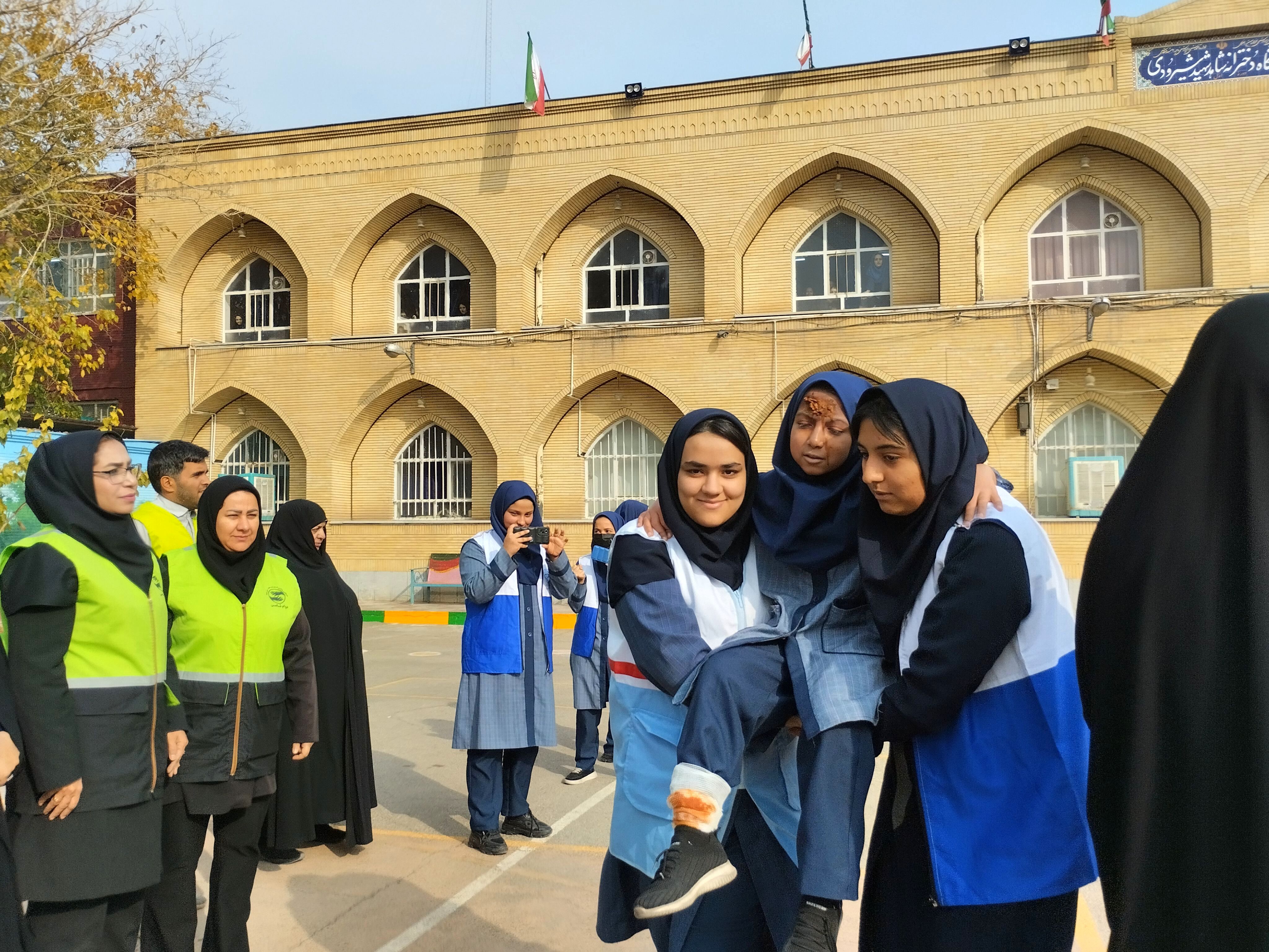 مانور سراسری زلزله در دبیرستان دخترانه شاهد شیرودی 