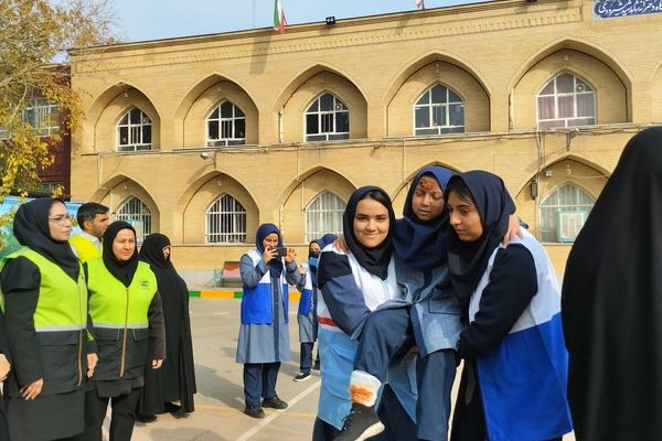 مانور سراسری زلزله در دبیرستان دخترانه شاهد شیرودی 